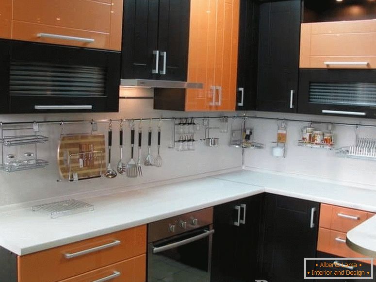 Kombination von Orange mit Wenge Farbe in einer Ecke Küche