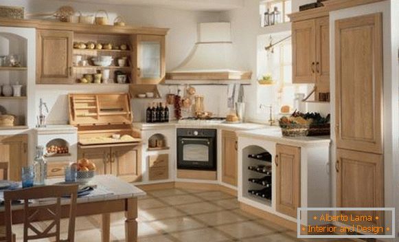 Küche im rustikalen Stil mit weißen und hölzernen Fassaden