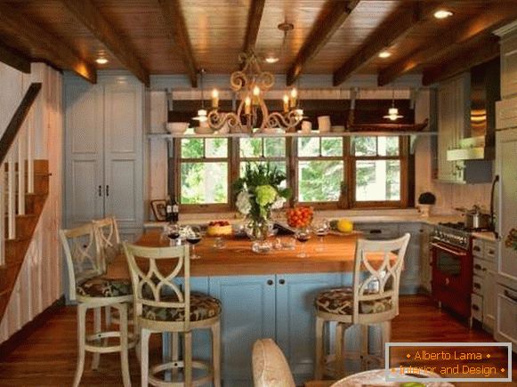 Holzküche im blauen Landhausstil