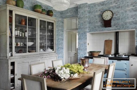 Weinleseküche in der rustikalen Art - Foto mit Schrank und Tapete