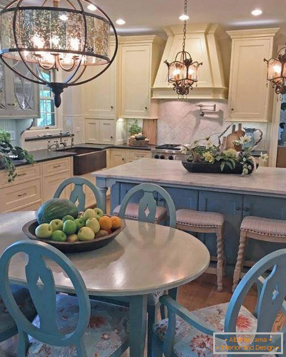 Landhausstil im Inneren der Küche - Lampen und blaues Dekor