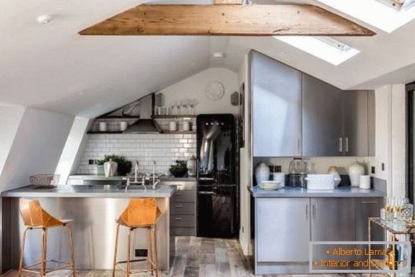 Weiße Küche Loft mit Holzboden und Balken