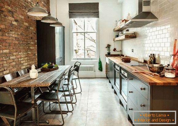 Loft-Stil - Küche mit Ziegelmauer und weißen Fliesen