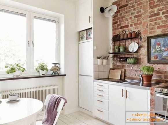 Weiße Küche im Loft-Stil mit Backstein - Foto in Chruschtschow
