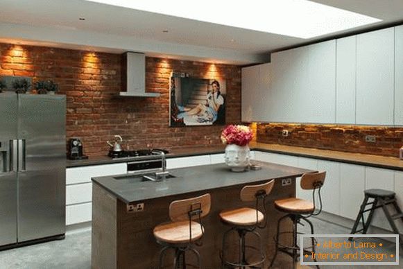 Küchen im Loft-Stil mit einem Backstein - Foto mit weißen Schränken