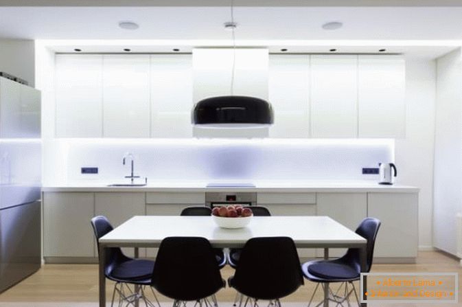 Küche und Essbereich in weißer Farbe