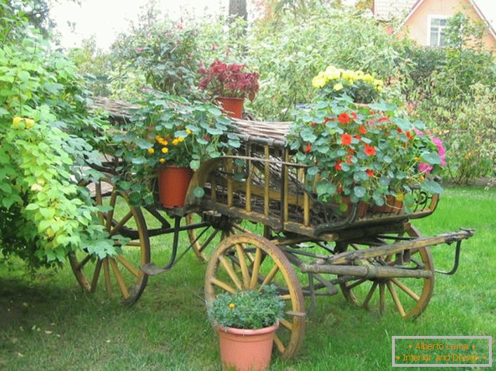 Originalblumenbeete im Landhausstil können aus einem alten Wagen oder einem überflüssigen Fahrrad hergestellt werden.