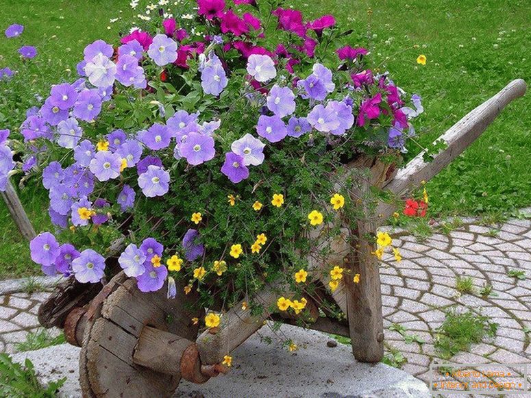 Dekorative Schubkarre mit Blumen