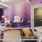 Malen Sie die Wände mit einem violetten Farbverlauf