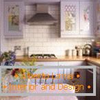 Kücheninnenraum im Provence-Stil