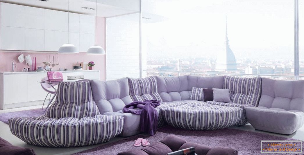 Großes Sofa im Wohnzimmer Lavendel