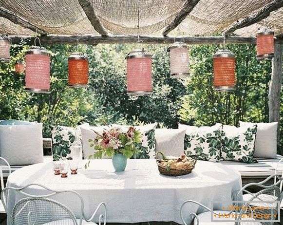 Dekorative Dekorationen in einer Sommerküche mit einer Veranda, Foto 4