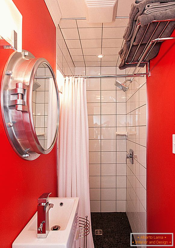 Helles rotes Ende eines kleinen Badezimmers