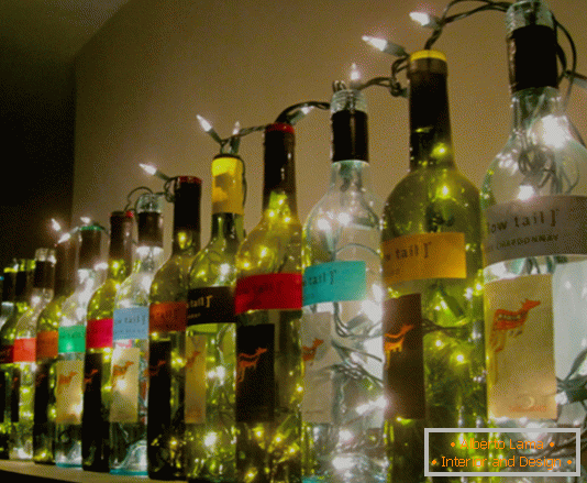 Neujahrsdekor von Flaschen und Girlanden