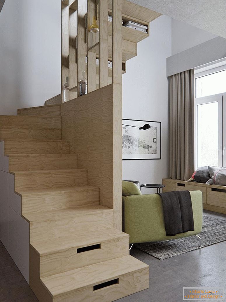 Treppe in einer kleinen zweistöckigen Wohnung