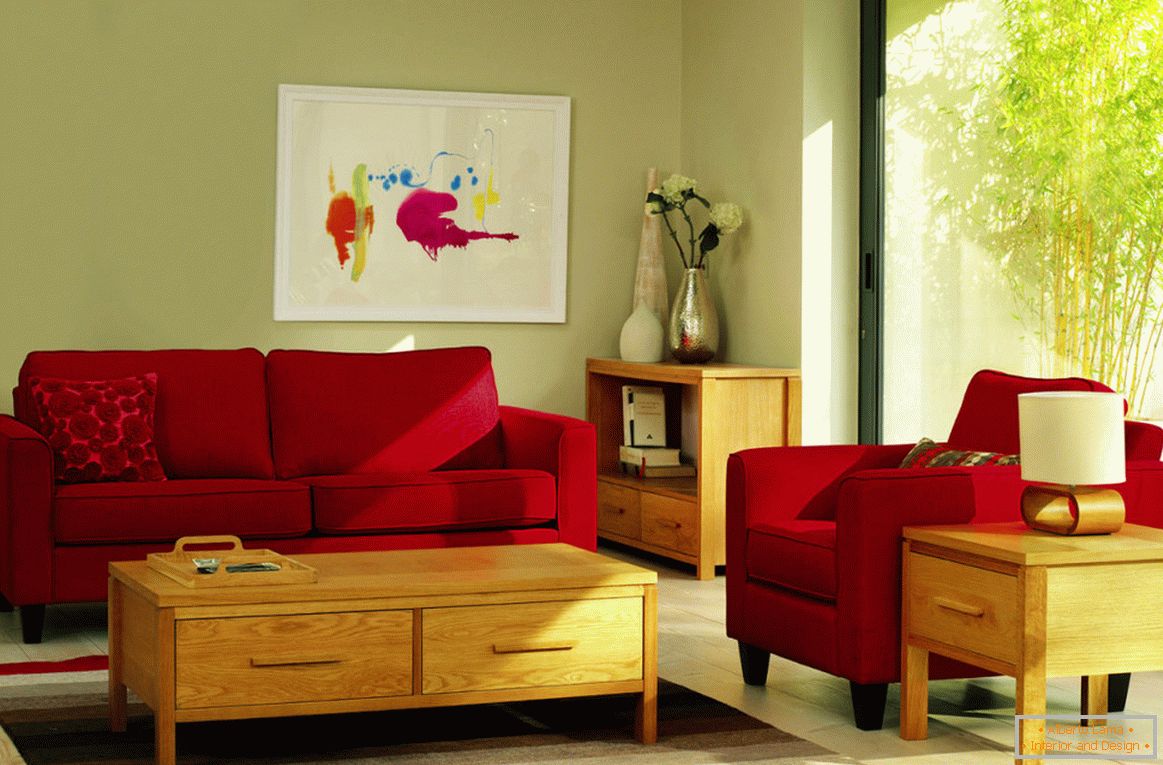 Rote Möbel im hellen Wohnzimmer