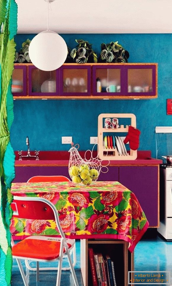 Kücheninnenraum in hellen Farben