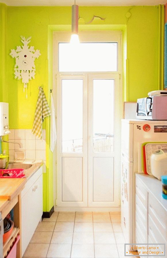 Kücheninnenraum in hellen Farben