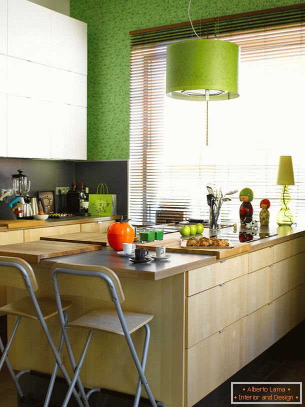 Küche in weißer und grüner Farbe