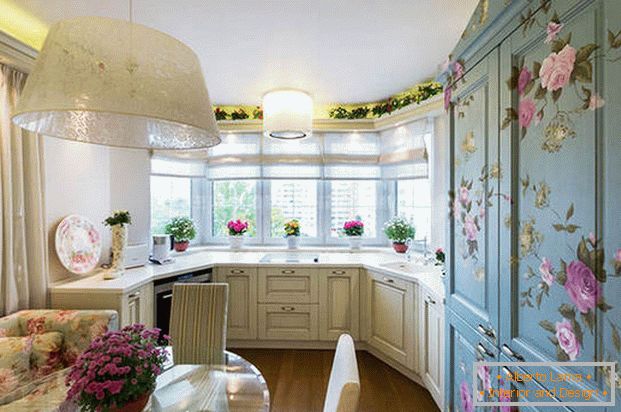Küchendesign im provenzalischen Stil mit floralen Motiven