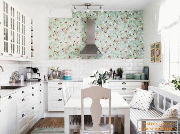 Design einer kleinen Küche im provenzalischen Stil фото
