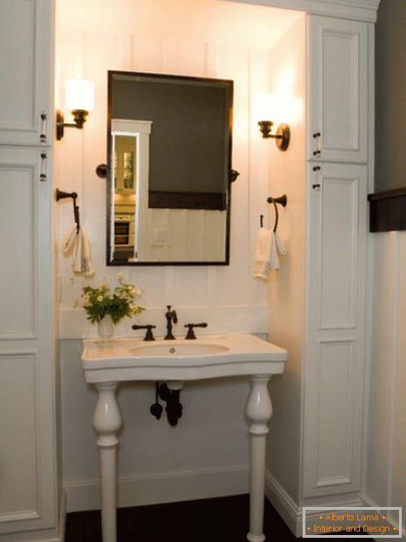 Waschtisch mit Spiegel und Handtuchhalter im Badezimmer