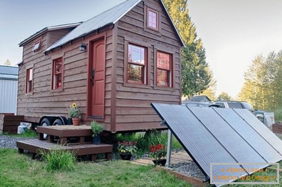 Ein kleines Haus mit Sonnenkollektoren