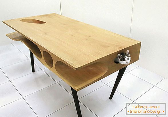 Ein ungewöhnlicher Tisch mit einem Haus für eine Katze