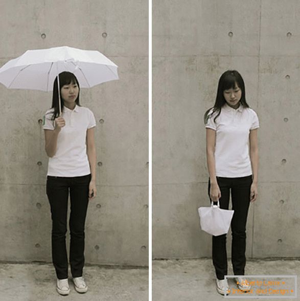 Regenschirm, der sich in eine Tasche verwandelt