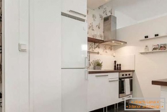 Design einer kleinen Küche im Inneren der Studio-Wohnung in weißen Tönen