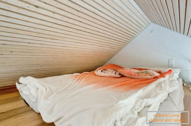 Schlafzimmer unter der Decke in einem kleinen privaten Haus