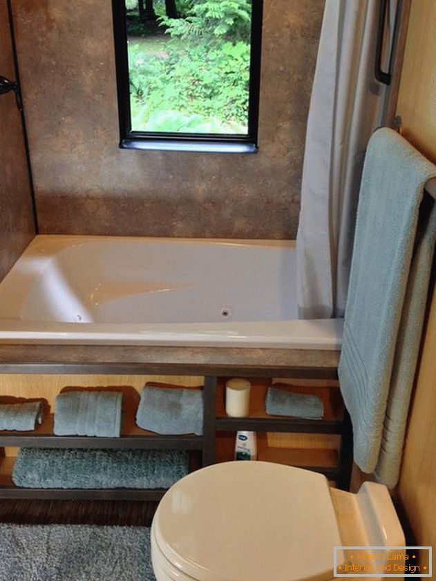 Badezimmer in einem kleinen japanischen Haus