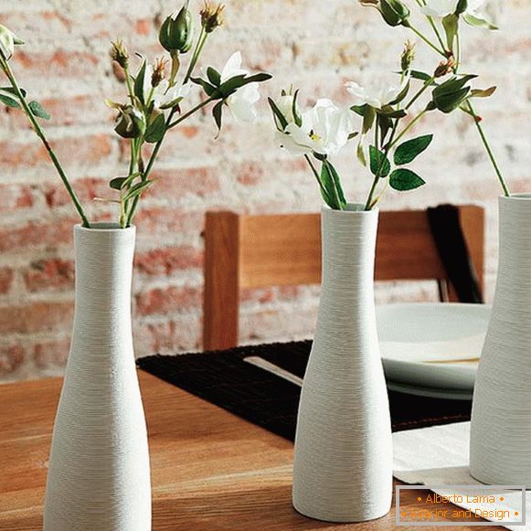 Vasen mit Blumen auf dem Tisch