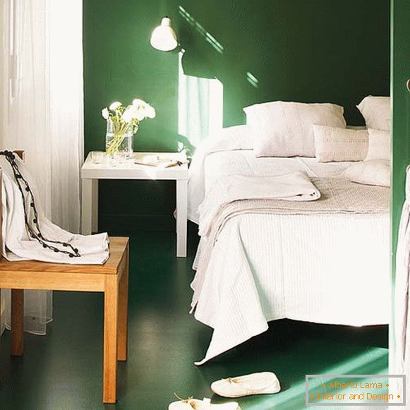 Kleines Schlafzimmer in weißer und grüner Farbe