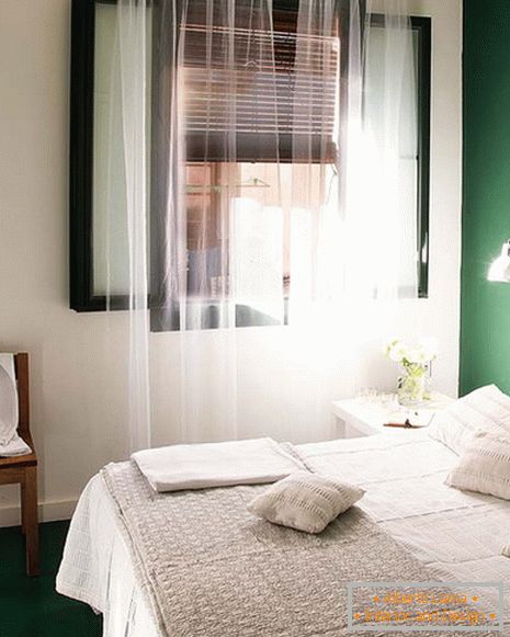 Schlafzimmerinnenraum in weiß-grüner Farbe
