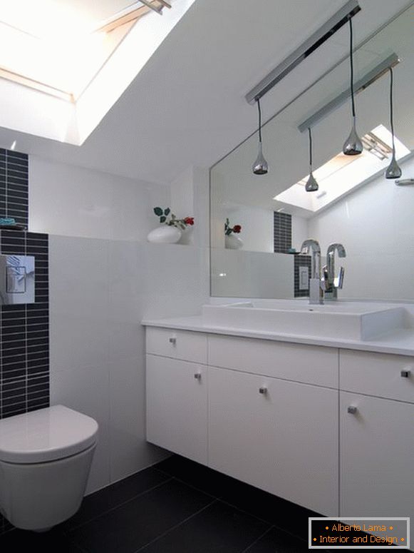 Kleines Badezimmer in Schwarz und Weiß
