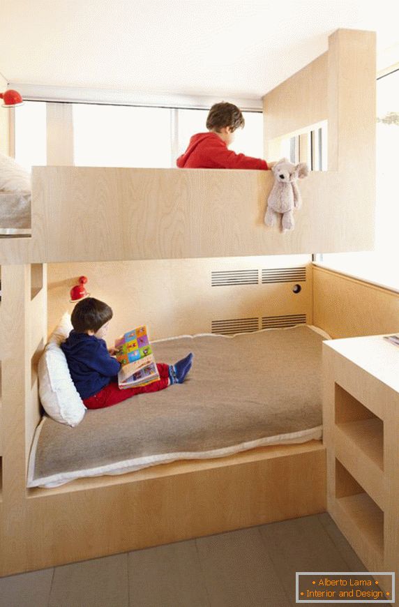 Zweistöckiges Bett im Kinderzimmer