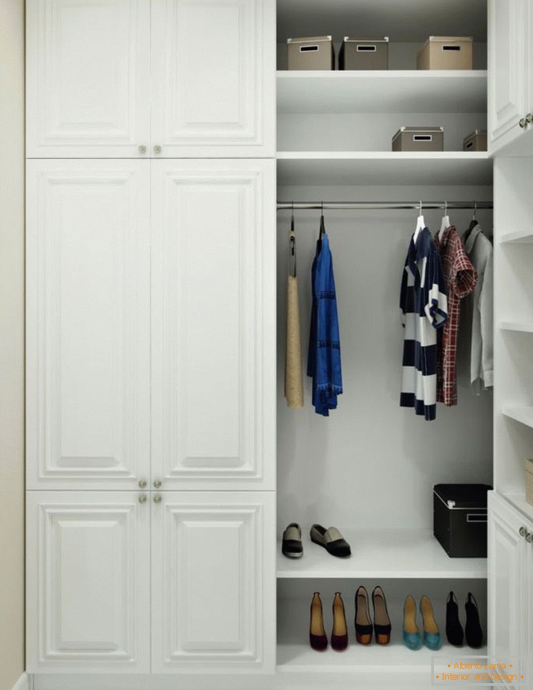 ein kleiner Kleiderschrank-3-Quadratmeter-mit-weißen-Kleiderschränken