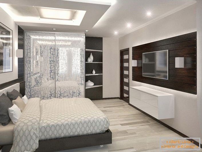 Helles, geräumiges Schlafzimmer im High-Tech-Stil. Richtig aufeinander abgestimmte Möbel verbinden sich organisch mit den Elementen der Dekoration.