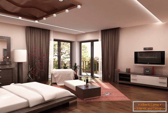 Ein geräumiges Schlafzimmer im High-Tech-Stil in Beigetönen im Haus einer jungen Familie in Rom.