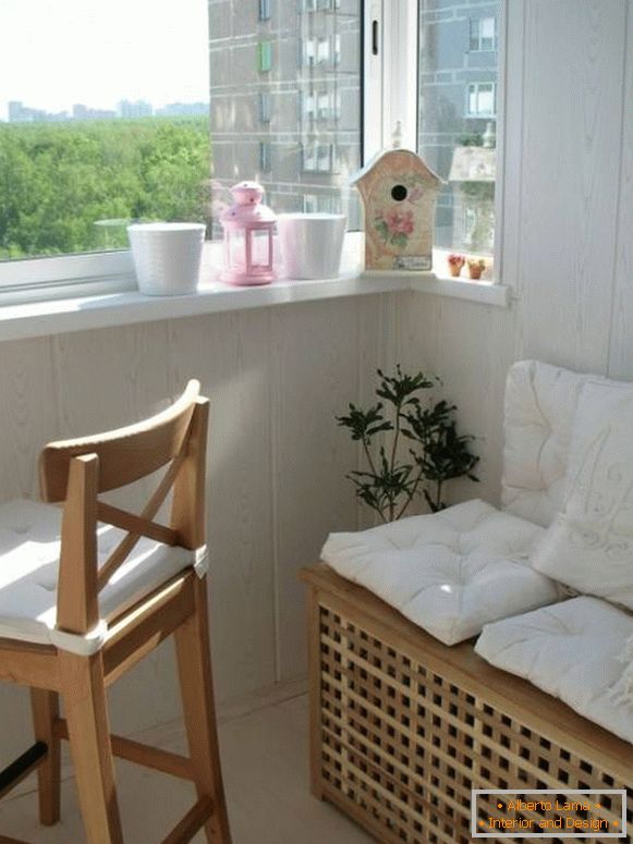 Balkon Design mit schönen Möbeln