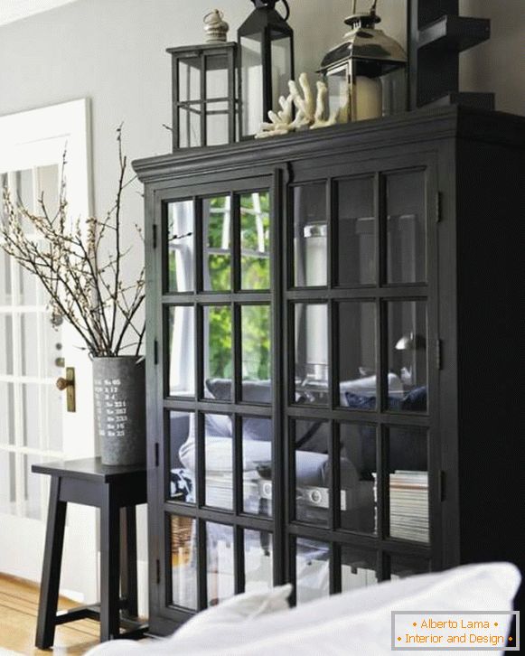 Stilvolle schwarze Garderobe für das Wohnzimmer