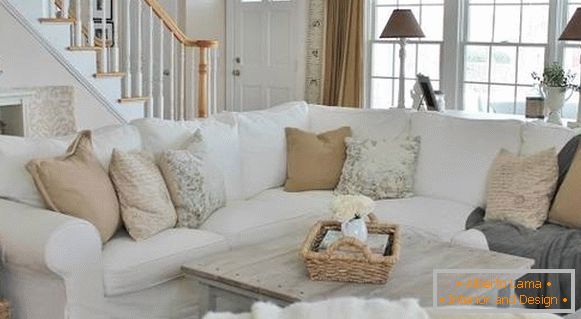 Sofa und Kissen im Stil der Provence