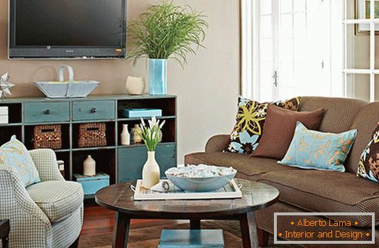 Die Kombination aus Schokolade und Blau im Design des Wohnzimmers