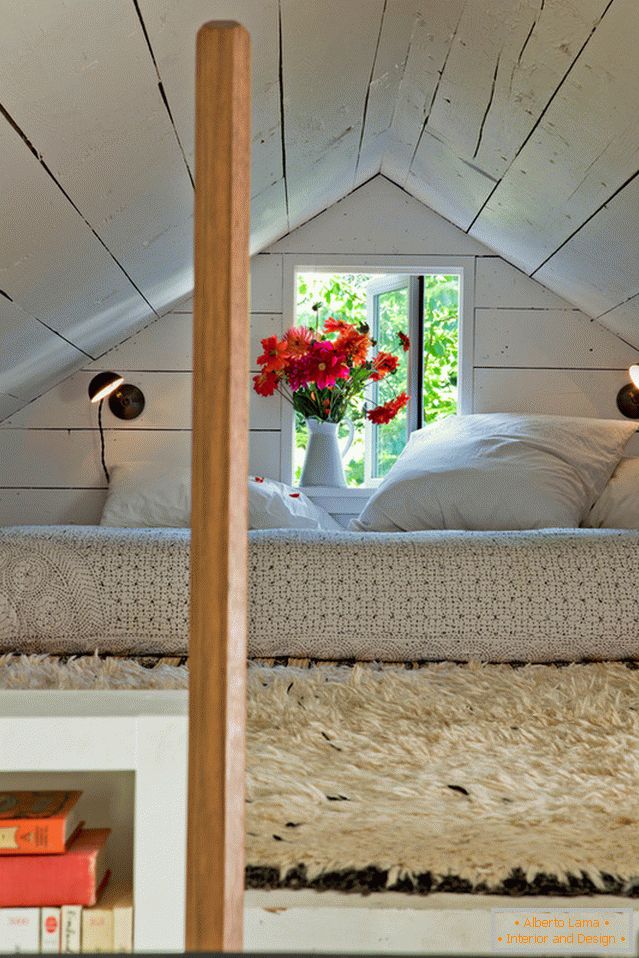 Schlafzimmer unter der Decke in einem kleinen gemütlichen Haus