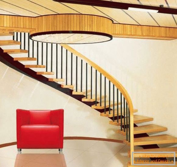 Schraubenförmig металлическая лестница с деревянными ступенями