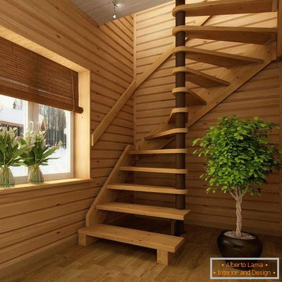 Moderne Wendeltreppen in einem Privathaus aus Holz