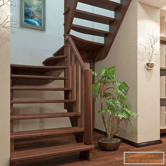 Holztreppe mit mehreren Spannweiten in einem Privathaus
