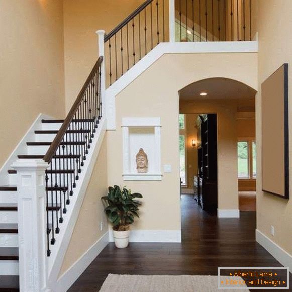 Unterschiedliche Treppe in einem privaten Haus in einem Foto