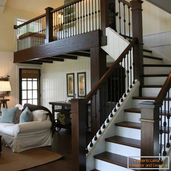Schönes Treppenhaus in einem Privathaus mit hölzernen Geländern